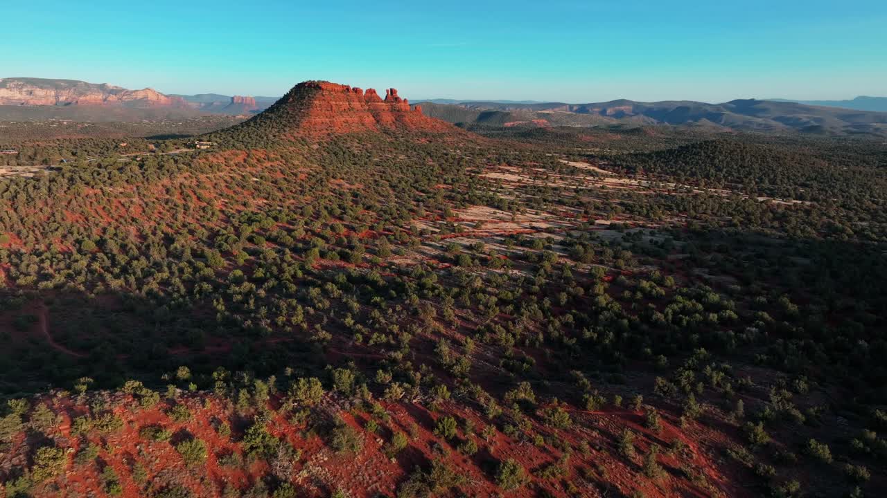 미국 애리조나주에 있는 붉은 바위 버트와 세도나 산맥 - 공중 드론 샷