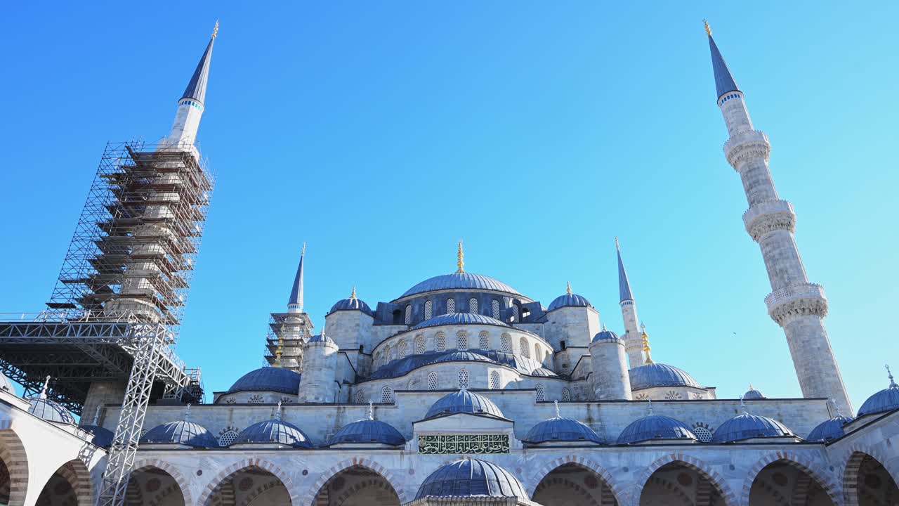Ampia inquadratura dell'architettura della Moschea del Sultano Ahmed (Moschea Blu) a Istanbul, Turchia. La scena cattura il maestoso design ottomano e la grandiosità di questo iconico sito patrimonio dell'umanità.