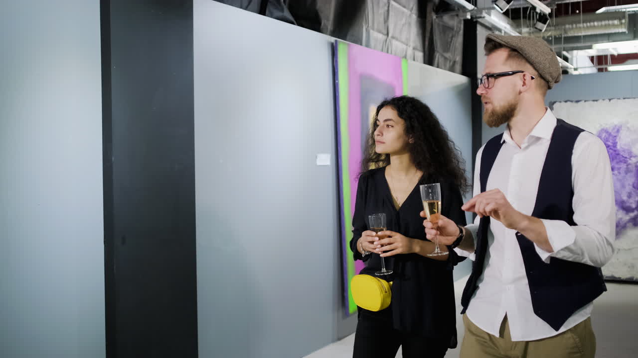 una pareja disfrutando de champán en una galería de arte.