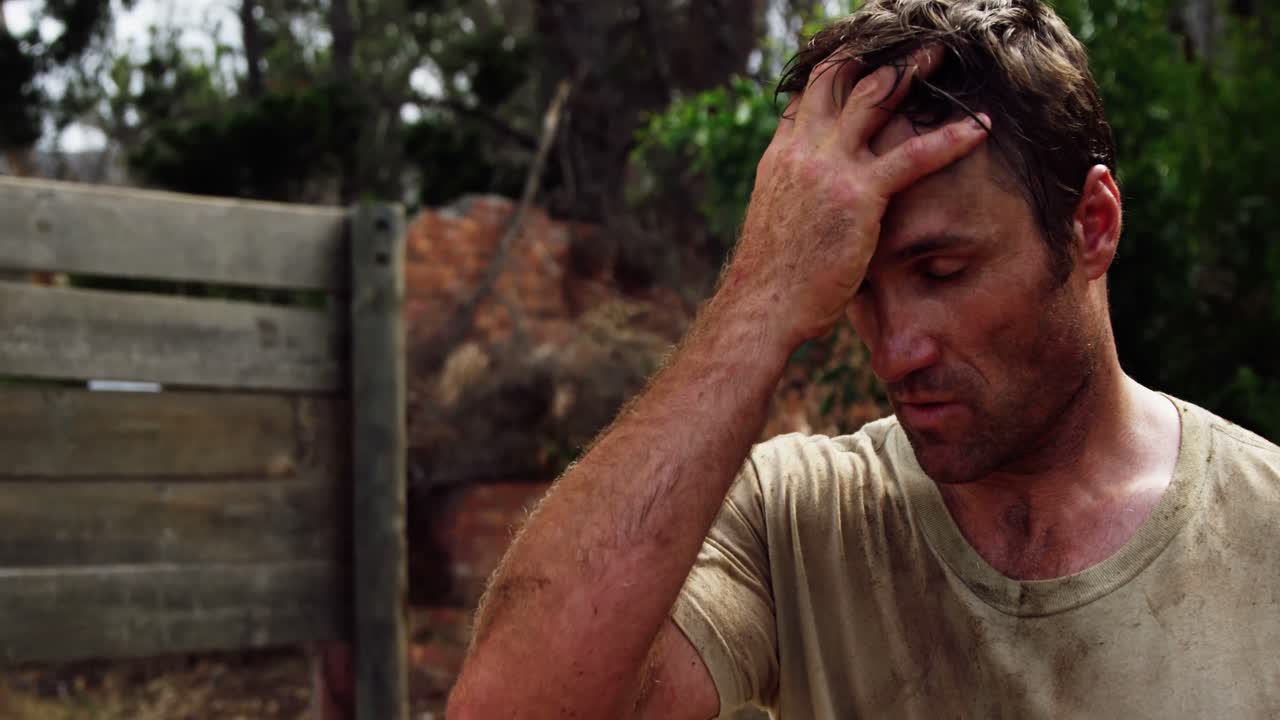 soldado militar cansado de pie en el campamento de entrenamiento 4k