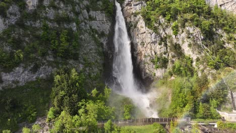 las escénicas cascadas de seerenbachfälle en amden, betlis, suiza