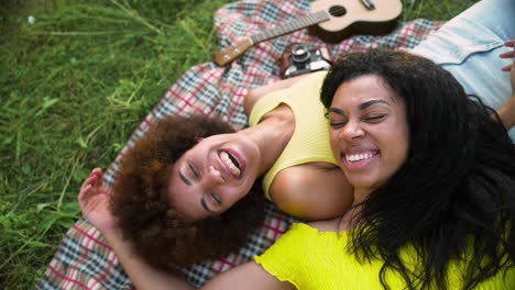 mujeres en un campo de girasoles