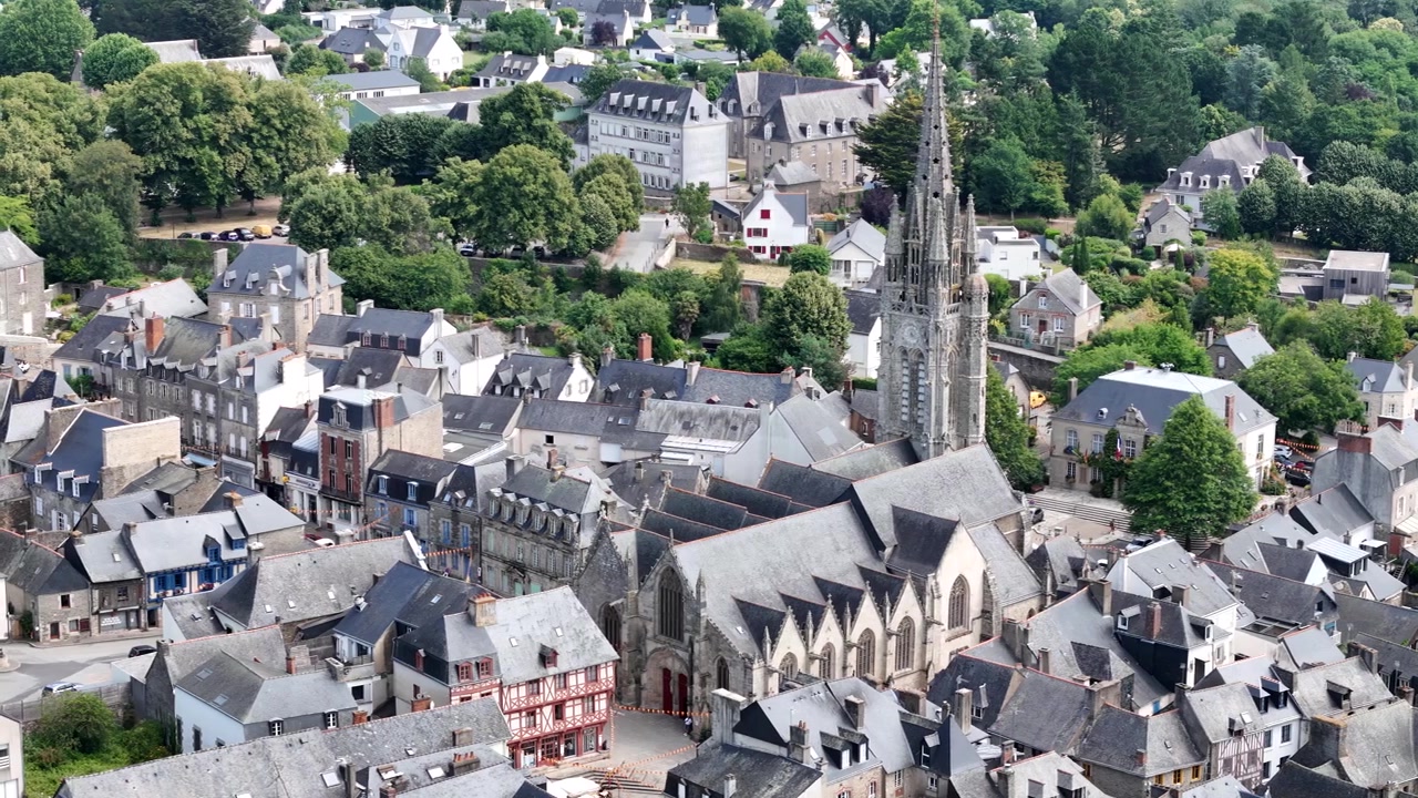Pusat kota bersejarah Josselin Brittany Prancis, rekaman udara drone panning
