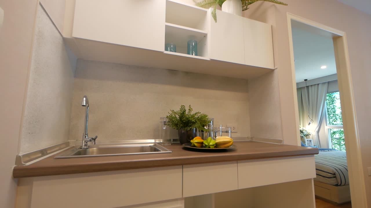 pequeña despensa-cocina estilo madera