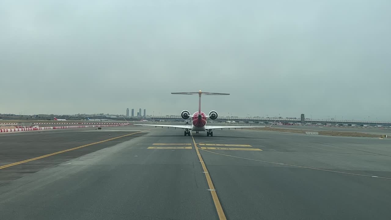 el punto de vista de un piloto: vista trasera de un jet de tamaño mediano que pasa por una calle de rodaje hasta la pista para despegar