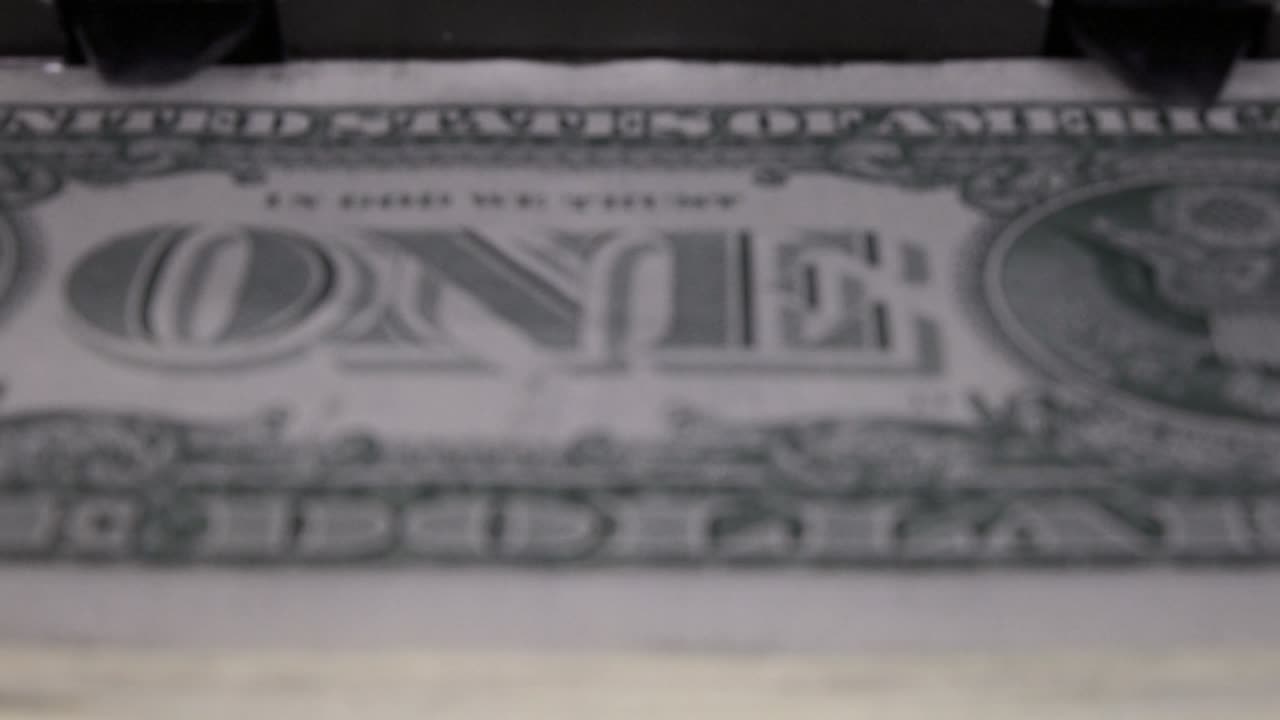 전자 화폐 카운터 기계는 미국 1 달러 지폐를 계산합니다.