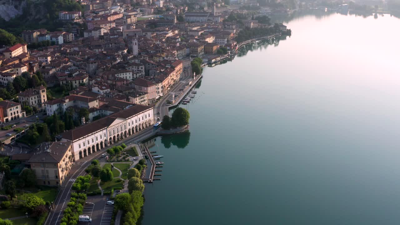 이탈리아 베르가모 호수를 따라 달리는 러브레 시 왼쪽에 일출 시 이세오 호수의 드론 보기