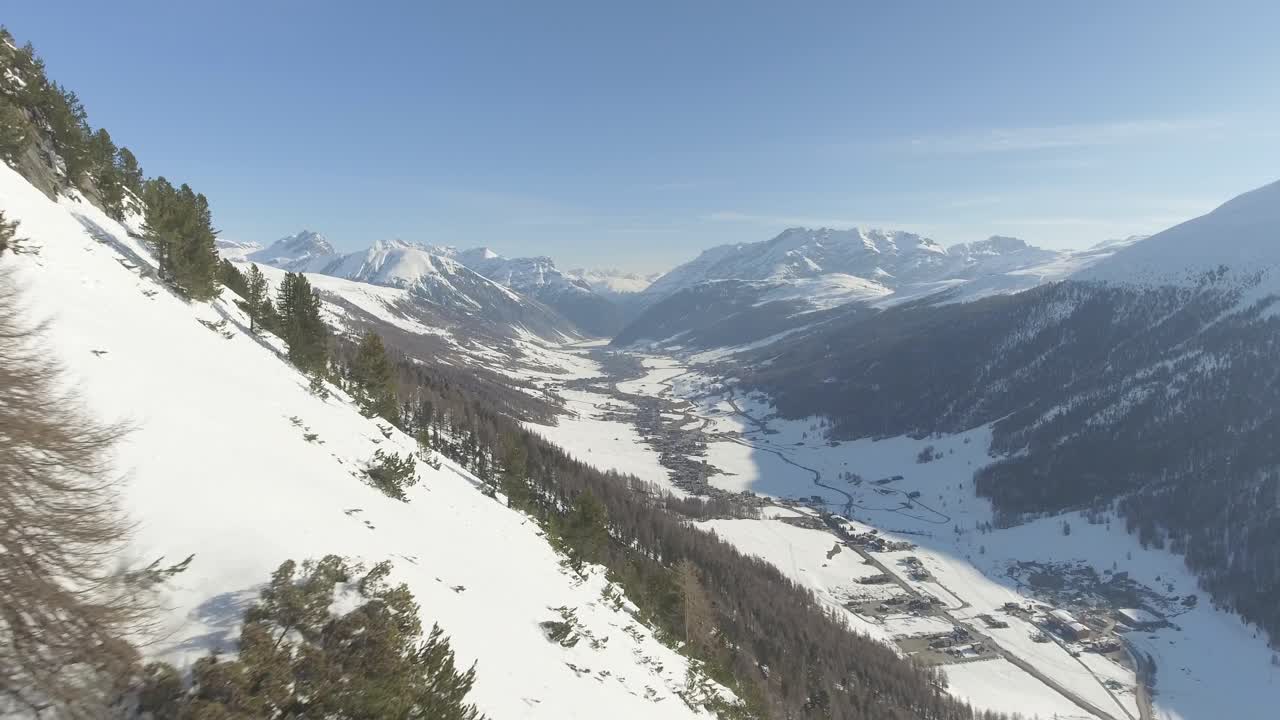 paisaje aéreo de un pueblo de livigno en italia, situado en un valle alpino entre montañas altas y empinadas