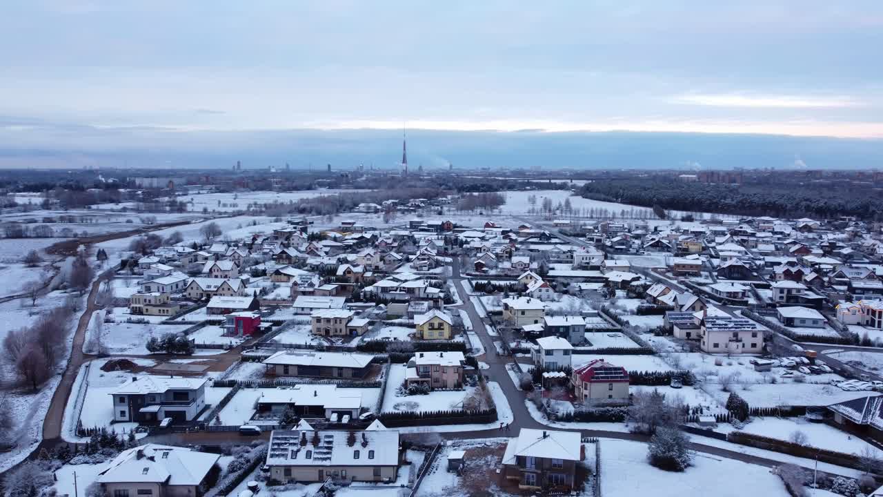 눈 인 주거 지역 공중 사진