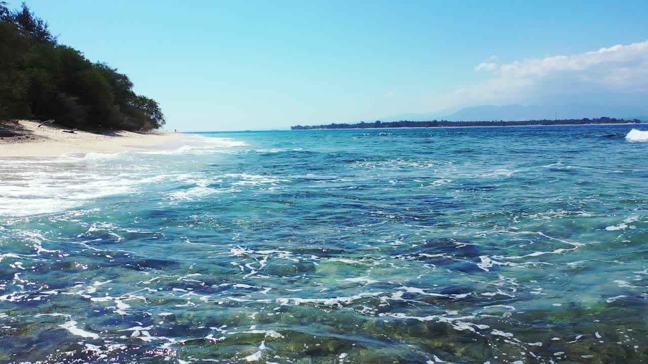 하얀 모래 해변과 필리핀의 평화로운 풍경이 있는 열대 섬의 해안선에 있는 맑은 에메랄드 물