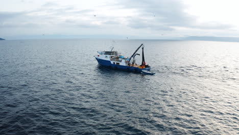 barco de pesca que viaja de regreso en el puerto de rijeka en croacia