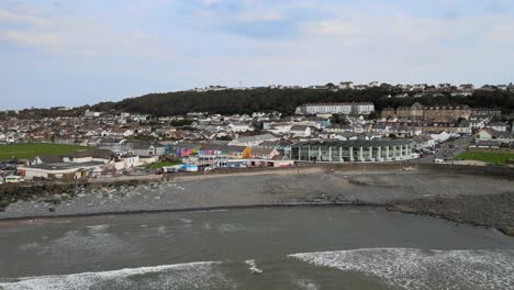 Westward-Ho-Devon-Am-Wasser-Und-Strand-Luftaufnahmen-Schwenken