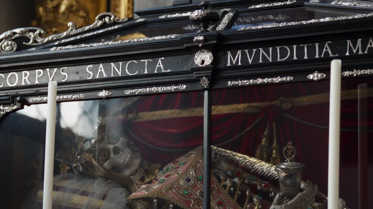 Reliquia scheletrica ornata di Santa Mundizia decorata con gioielli all'interno della Chiesa di San Pietro, Monaco di Baviera.