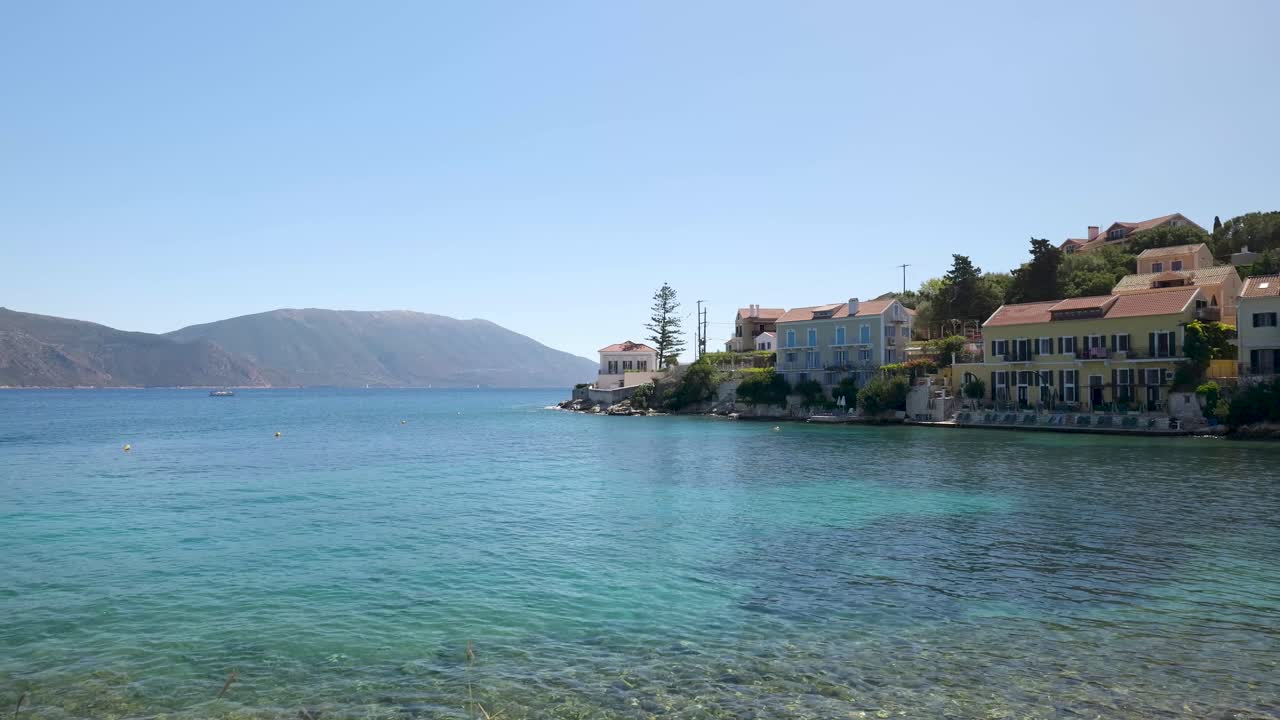 pueblo costero con agua turquesa