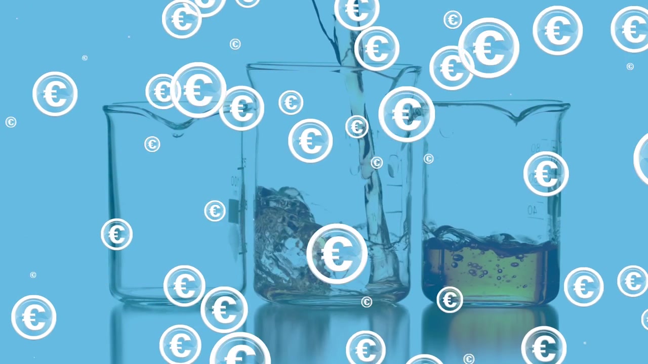 Animation mehrerer Euro-Symbole über chemischer Flüssigkeit, die in Glasbecher gegossen wird, vor blauem Hintergrund.