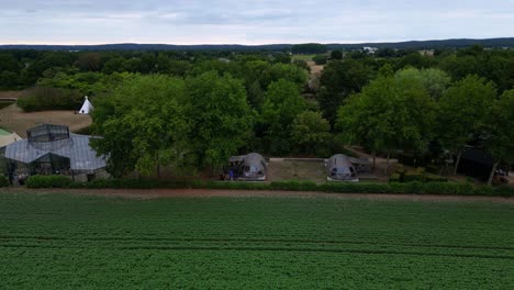 Vuelo-Aéreo-Hacia-El-Parque-Glamping-En-El-Norte-De-Limburg