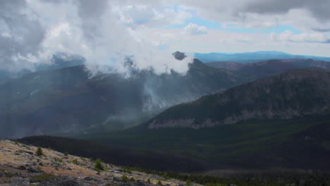 Lapso-De-Tiempo-De-La-Ladera-De-La-Montaña-De-Columbia-Británica