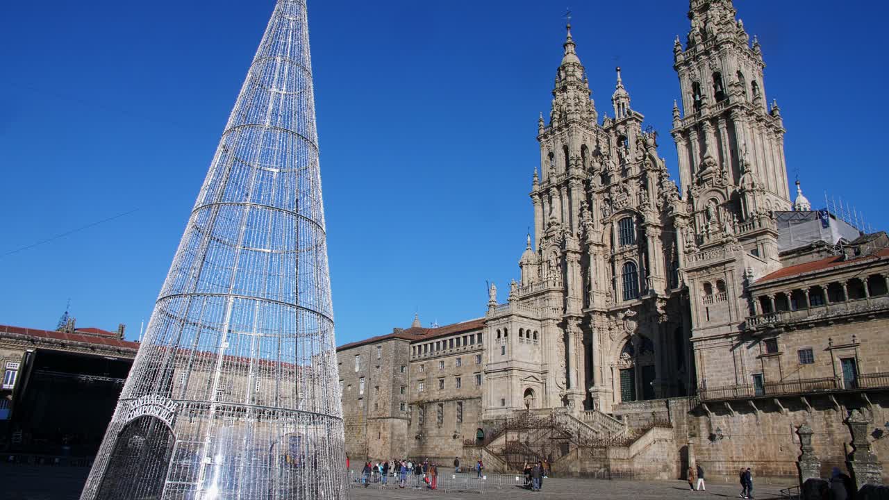 Santiago de Compostelan katedraali ja valaistu joulukuusi Praza do Obradoiro -aukiolla.