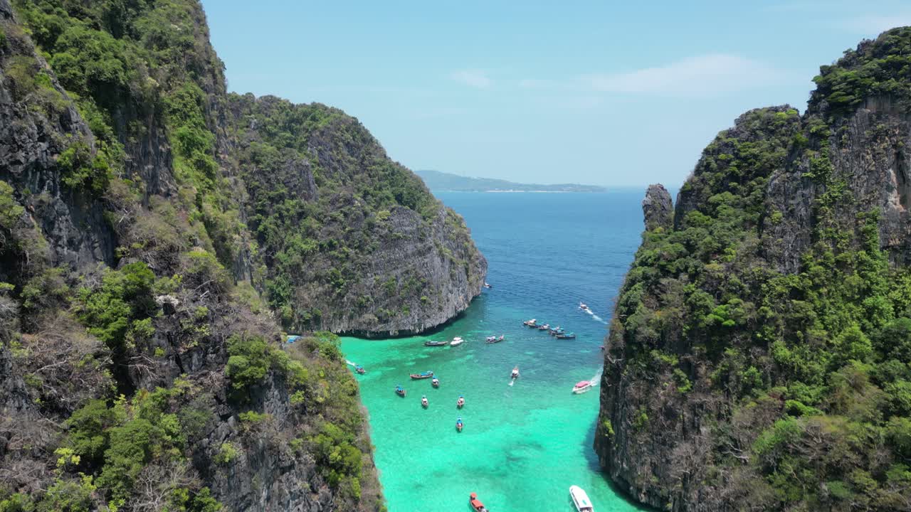 Vách đá vôi cao chót vót bao quanh đầm phá Pileh ở đảo Phi Phi, nhìn từ trên cao.
