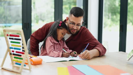 padre e hija haciendo la tarea juntos
