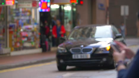 Auto-Fährt-Die-Hong-Kong-Street-Hinunter