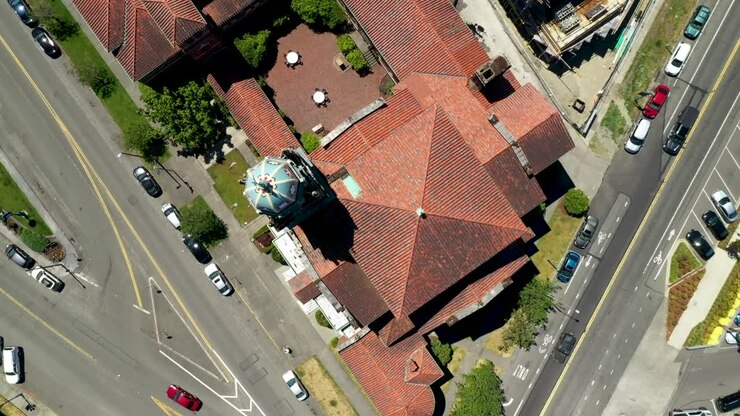Vista dall'alto della Prima Chiesa Presbiteriana con traffico sulla strada a Tacoma, Washington, USA.
