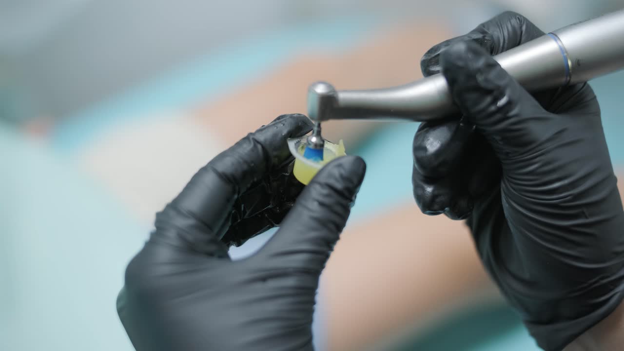 procedimiento de blanqueo de dientes. gel blanqueador de dientes. el dentista hace el procedimiento de blankeo