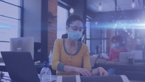 animación de rastros de luz brillante sobre las mujeres en la oficina con máscara facial