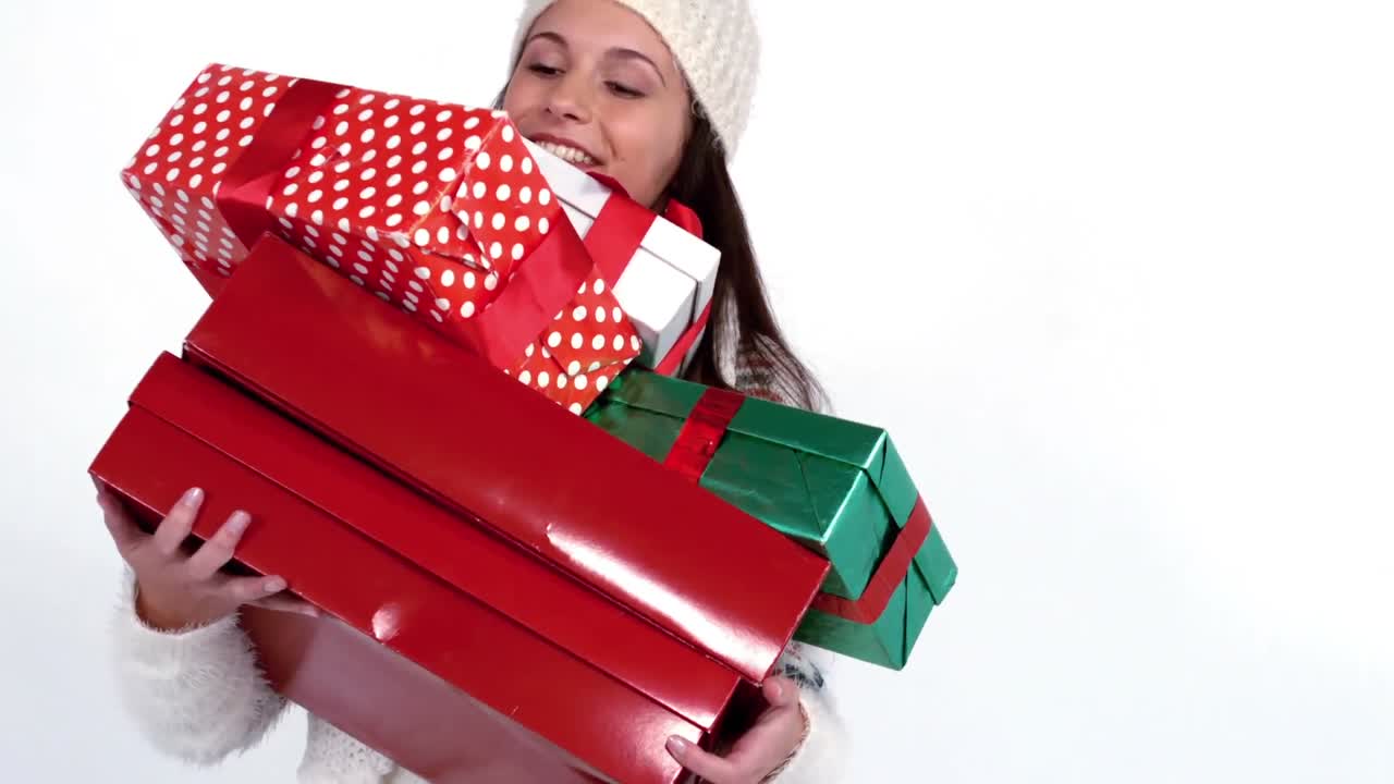 mujer festiva llevando un montón de regalos
