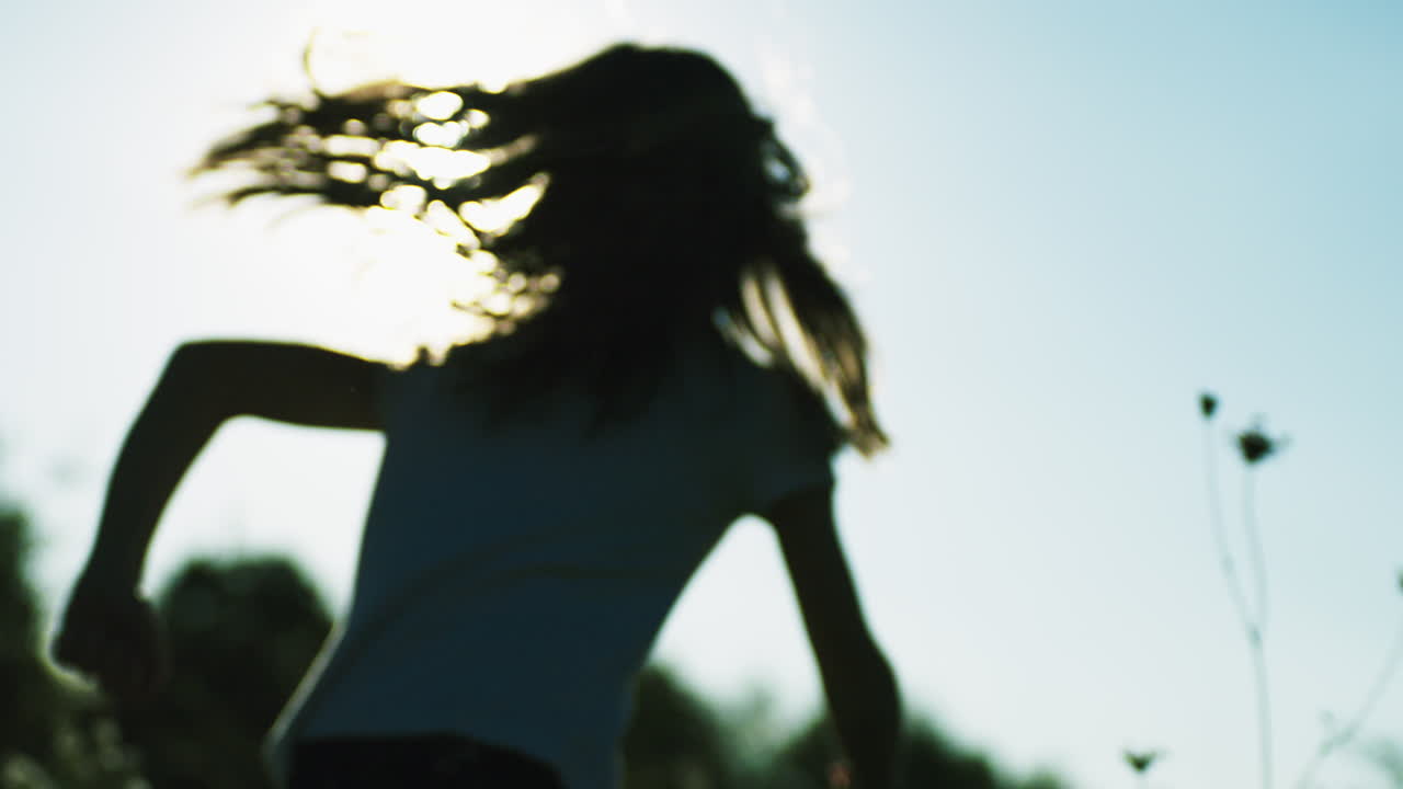 niño corriendo en un campo al atardecer