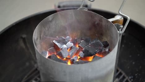 Carbones-Encendidos-En-Una-Parrilla-De-Barbacoa,-Cámara-Lenta