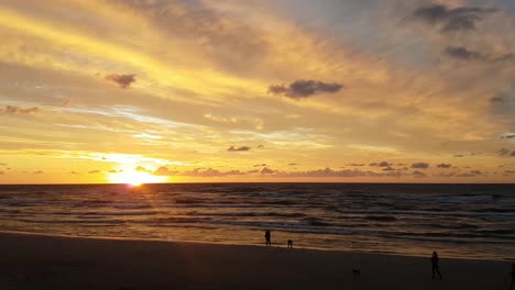 puesta de sol en la playa, mar báltico, lubiatowo, polonia