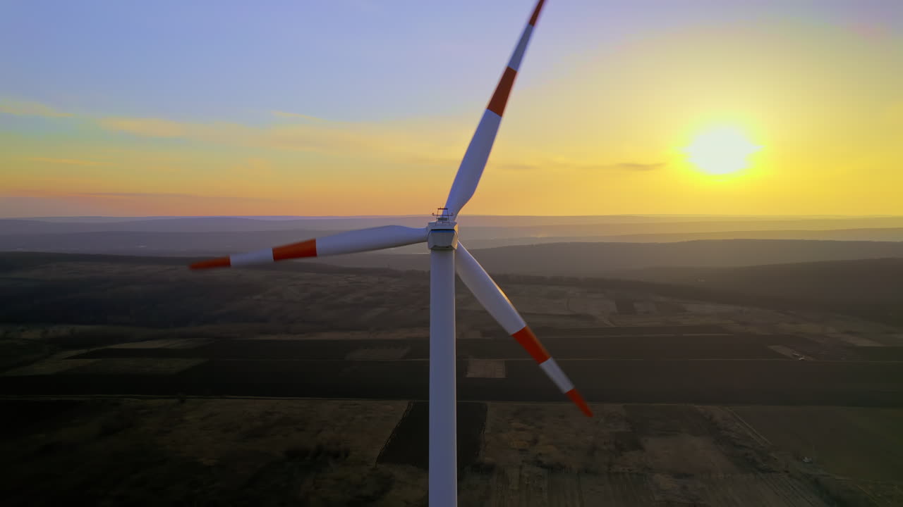 Vista aerea da drone di una turbina eolica funzionante in Moldova. Campi e tramonto sullo sfondo