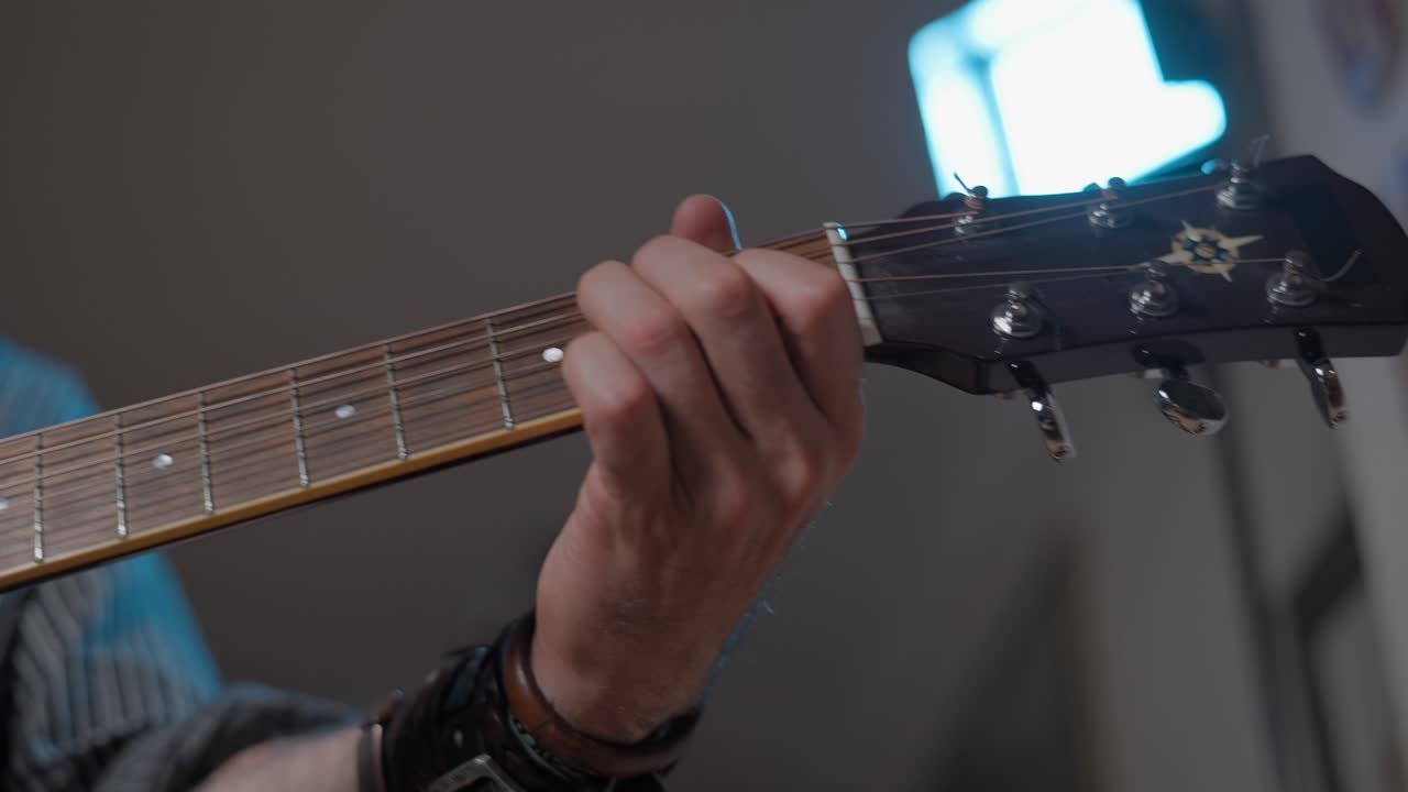 persona que toca una guitarra acústica