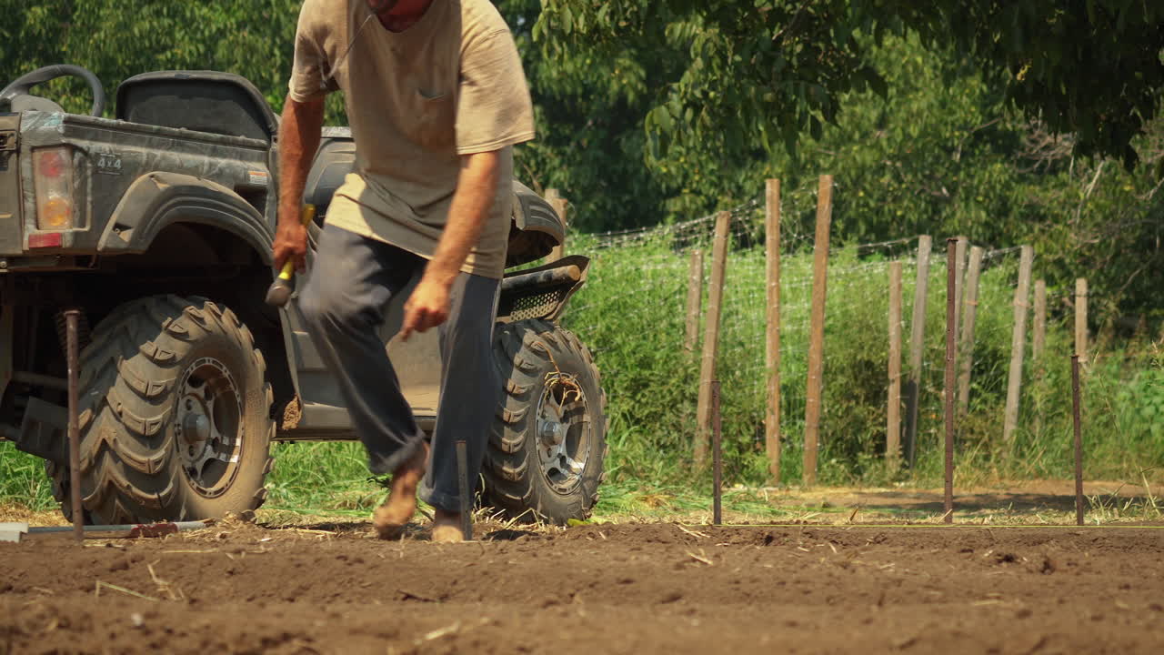 농작물 밭을 경작하기 위한 가이드 역할을 할 농부 설정 말뚝, 열심히 일하는 개념