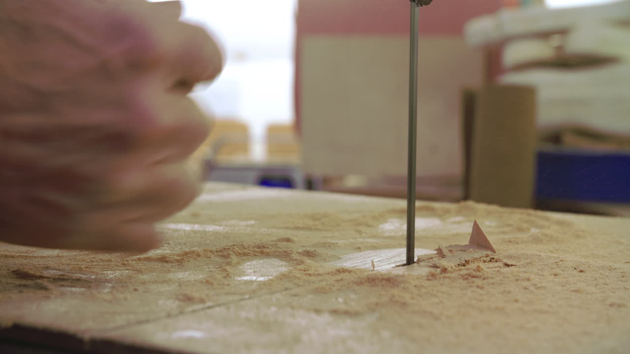 zapatero a medida que da forma a la madera para el zapato utilizando el rompecabezas