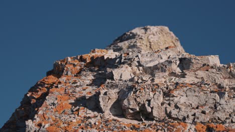 una vista cercana de las formaciones rocosas de piedra caliza de trollholmsund en noruega