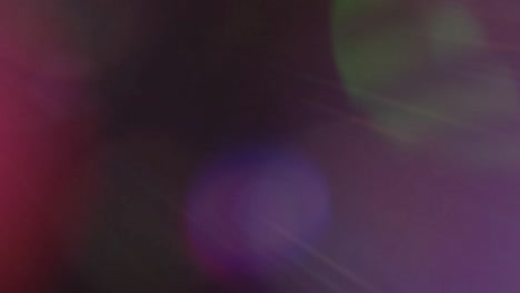 animación de luz colorida de la lente aísla el destello en fondo negro.