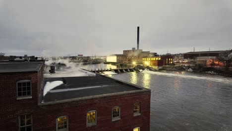 Toma-Industrial-De-Una-Fábrica-Al-Otro-Lado-Del-Río-En-Beloit,-Wisconsin.