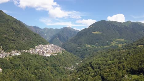 Vista-En-Helicóptero-Del-Pueblo-Europeo-En-Medio-De-Las-Montañas-En-Premana,-Dolomitas,-Italia,-Disparo-De-Drones-4k