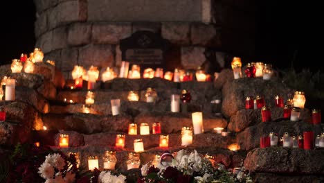 en el día conmemorativo, se encienden velas en limbazi