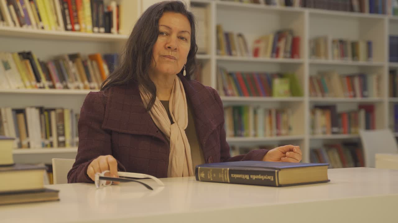 bibliotecario anciano experimentado posando para un retrato