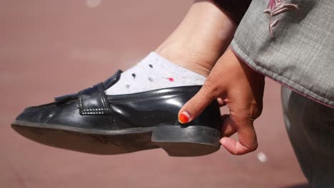 pie de mujer con zapatos negros y calcetines blancos