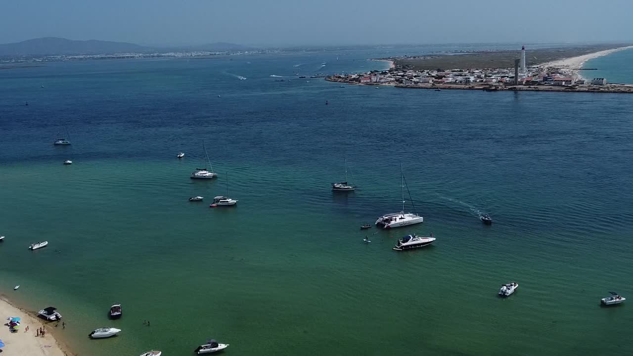 에메랄드 워터 (emerald water) 에서 관광 보트와 함께 등대 섬과 외 ⁇  섬 사이의 수로, 알가르베