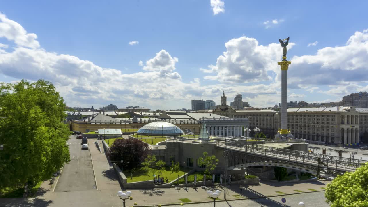 plaza de la independencia en el centro de la ciudad de kiev en un día soleado.