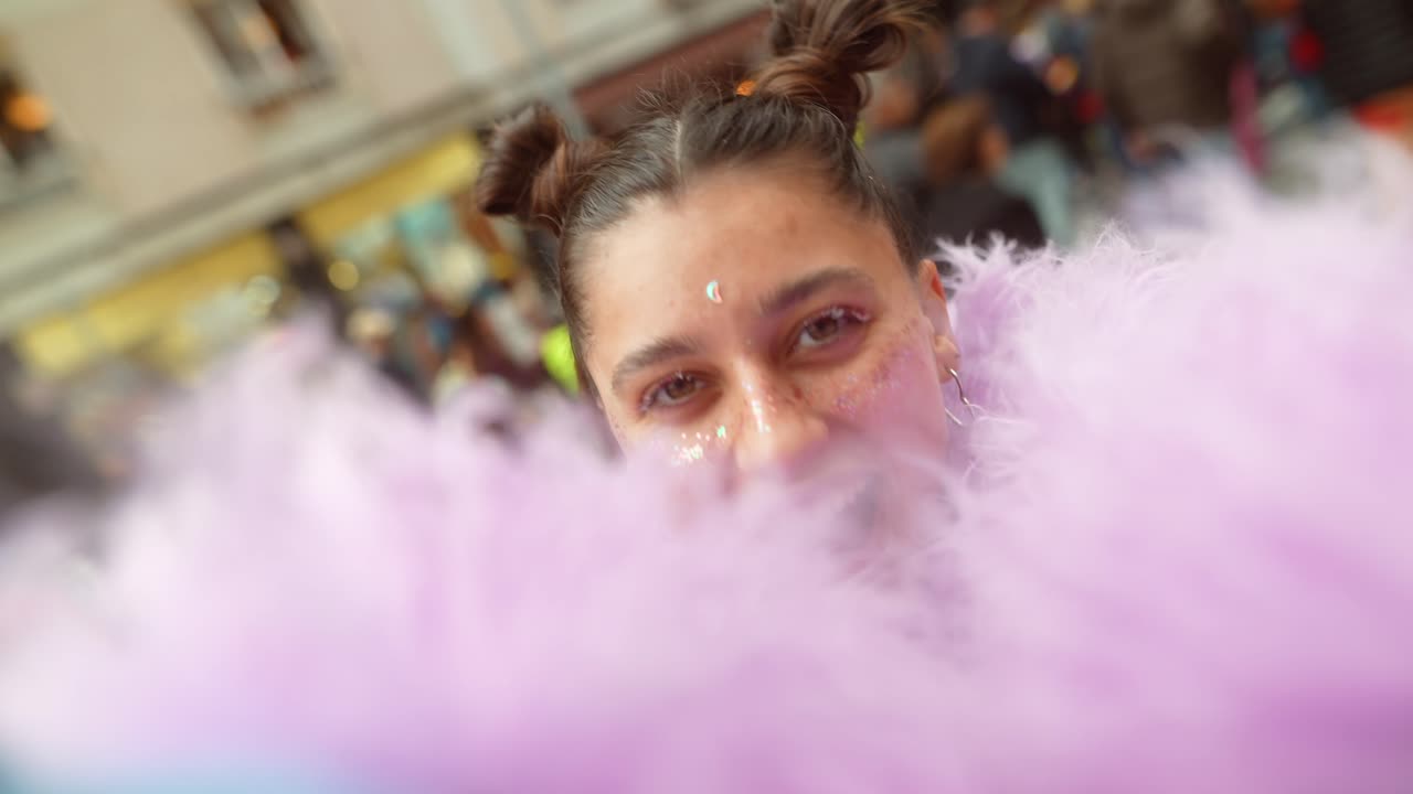 Giovane Donna Felice con Brillantini e un Boa di Piume Rosa