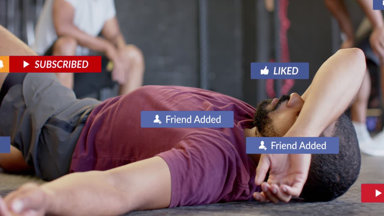 체육관에서 훈련 후 휴식을 취하는 두 인종 남성에 대한 소셜 미디어 알림의 애니메이션