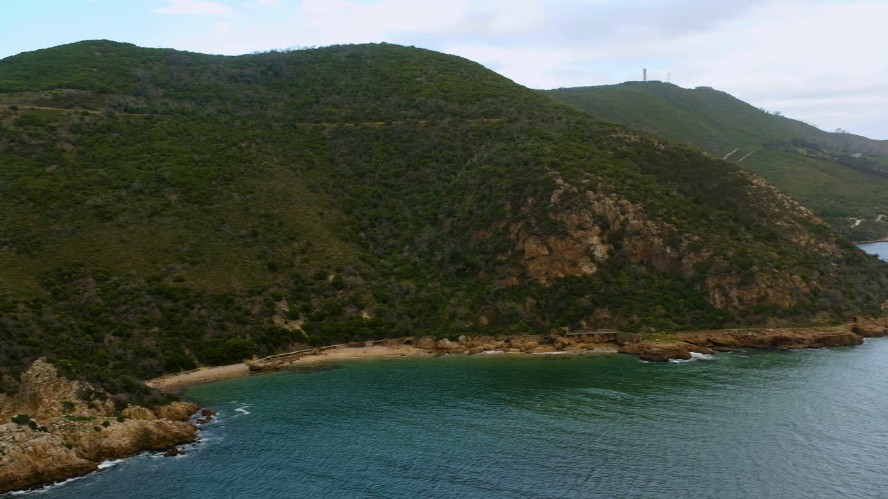 toma panorámica sobre la laguna de knysna desde la plataforma de observación en knysna heads
