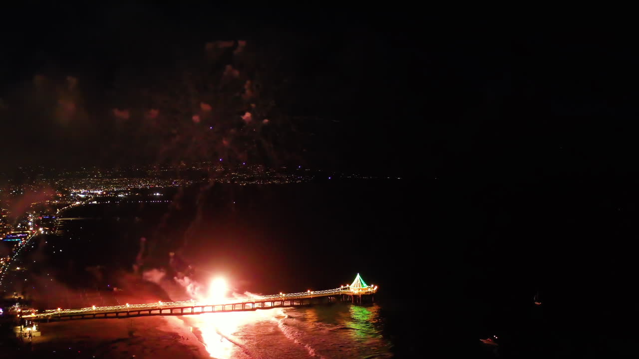 coloridos fuegos artificiales en el muelle de manhattan beach por la noche en manhattan beach, california, estados unidos