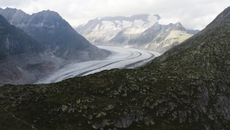 Luftbild-Zeigt-Den-Blick-über-Den-Aletschgletscher,-In-Der-Abendschweiz